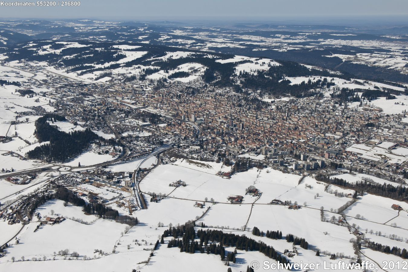La Chaux-de-Fonds Blickrichtung NW; vorne im Bild: Eingang Bahntunnel 'Tunnel des Loges'.